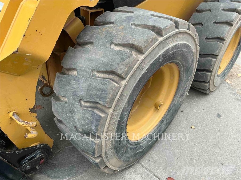 CAT 242D3 لوادر انزلاقية التوجيه