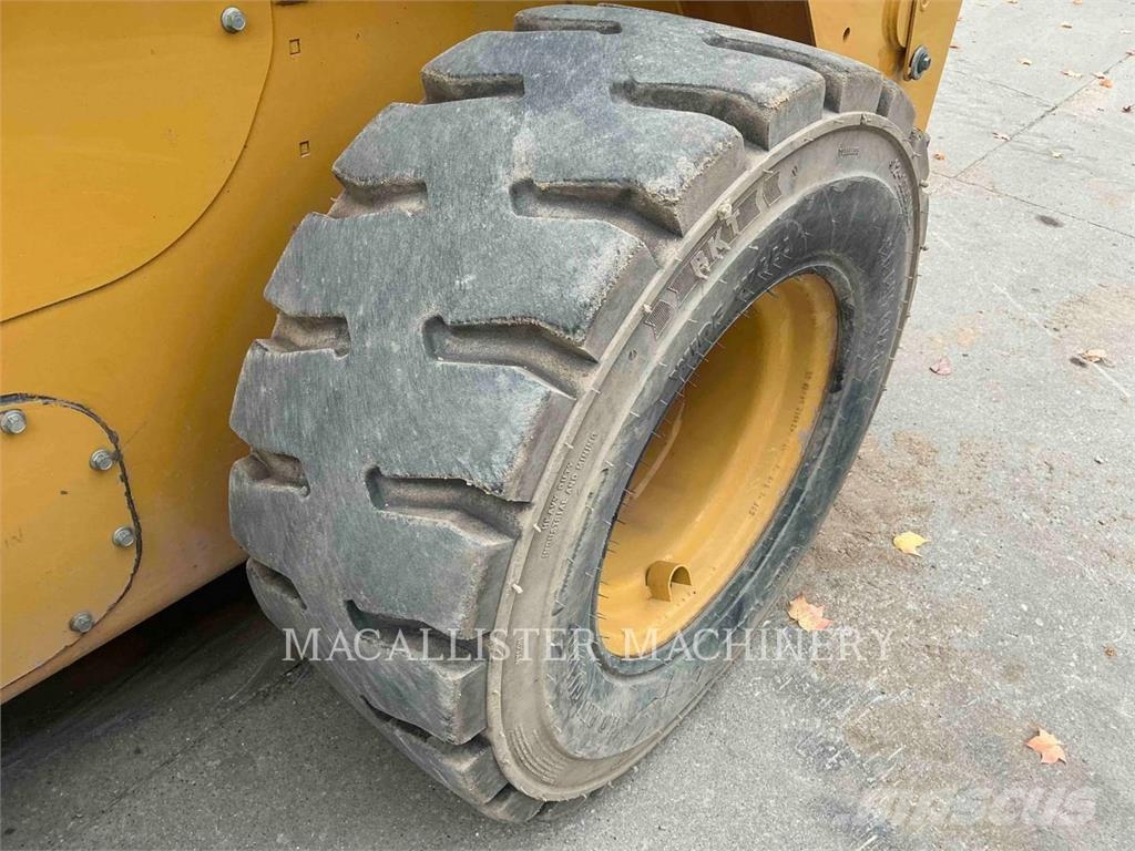 CAT 242D3 لوادر انزلاقية التوجيه