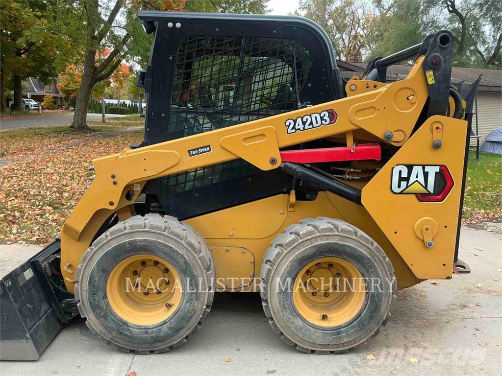 CAT 242D3 لوادر انزلاقية التوجيه