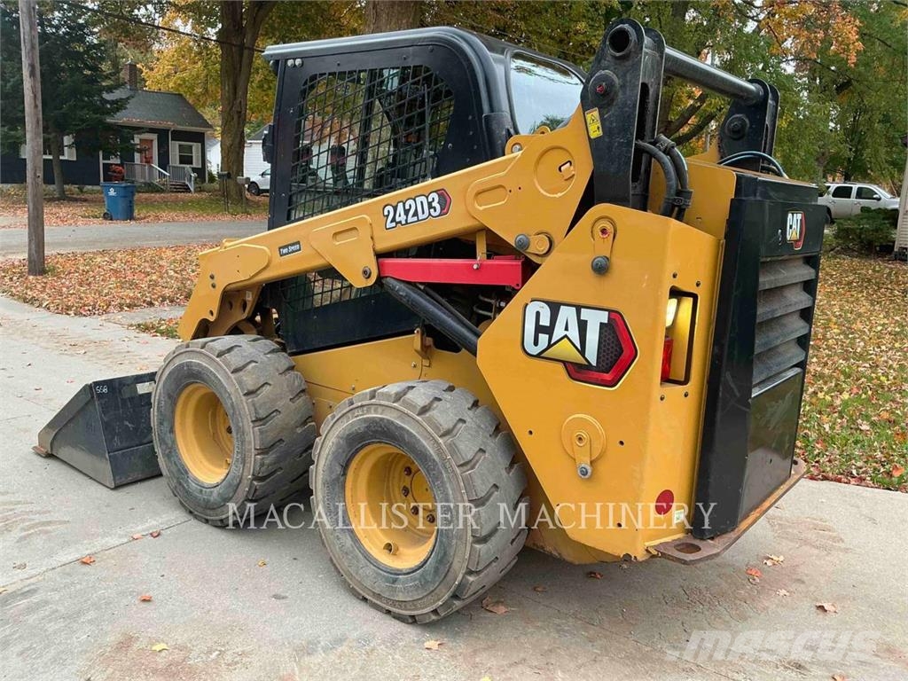 CAT 242D3 لوادر انزلاقية التوجيه