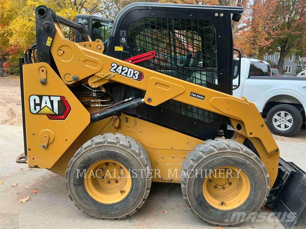 CAT 242D3 لوادر انزلاقية التوجيه