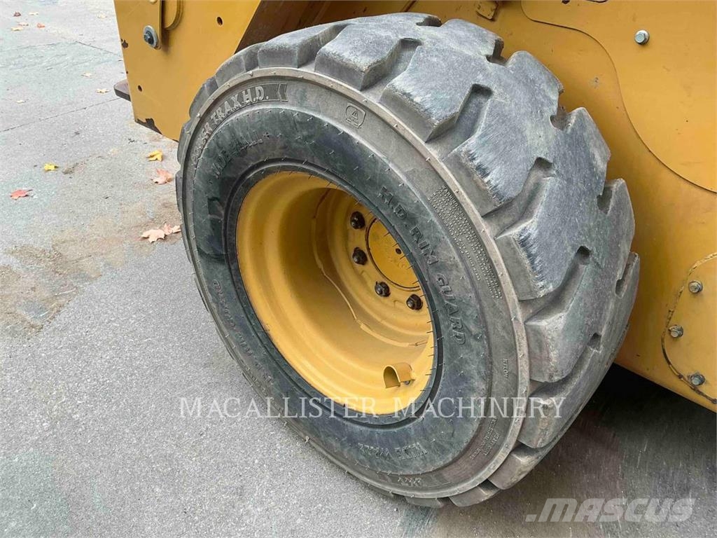 CAT 242D3 لوادر انزلاقية التوجيه