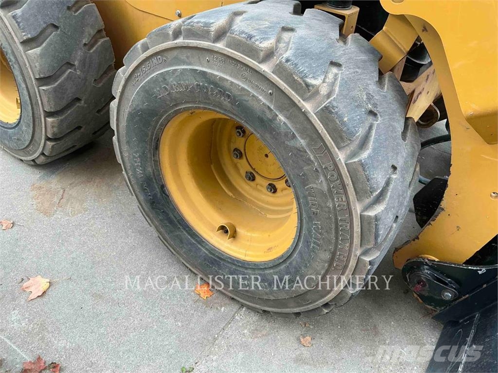CAT 242D3 لوادر انزلاقية التوجيه