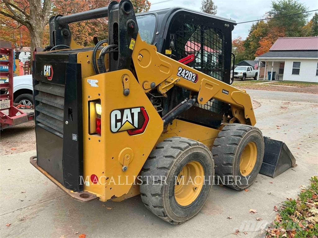 CAT 242D3 لوادر انزلاقية التوجيه
