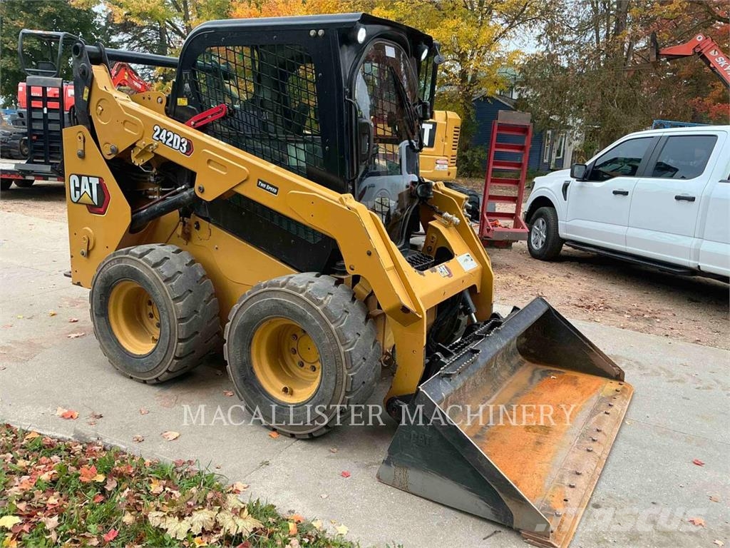 CAT 242D3 لوادر انزلاقية التوجيه