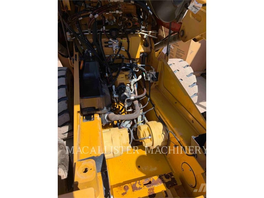 CAT 242D3 لوادر انزلاقية التوجيه