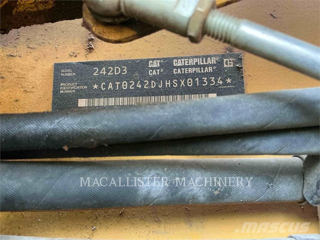 CAT 242D3 لوادر انزلاقية التوجيه