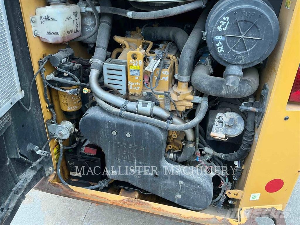 CAT 242D3 لوادر انزلاقية التوجيه