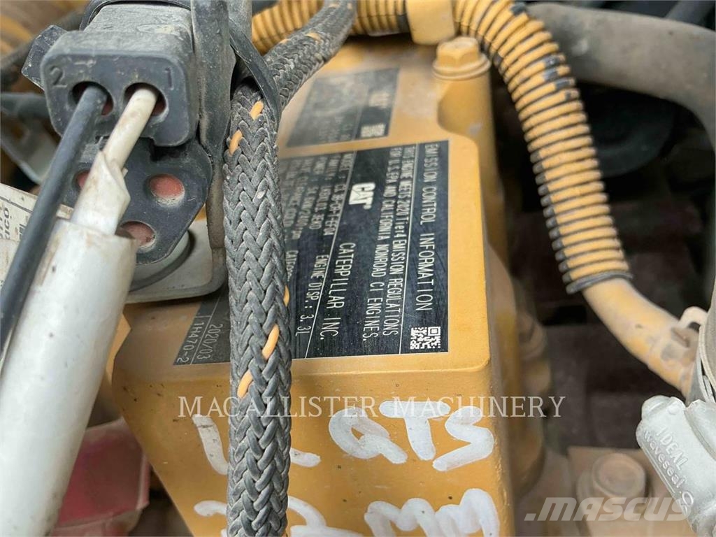 CAT 242D3 لوادر انزلاقية التوجيه