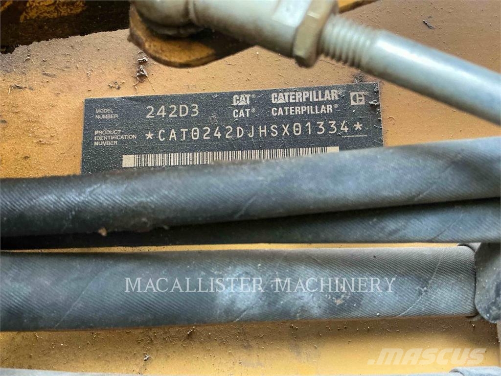 CAT 242D3 لوادر انزلاقية التوجيه