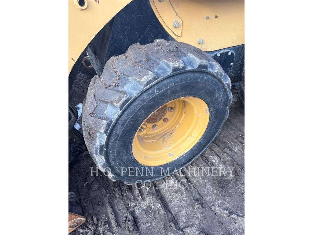 CAT 246B Liukuohjatut kuormaajat