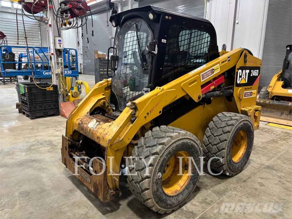 CAT 246D لوادر انزلاقية التوجيه