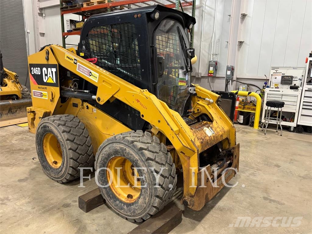 CAT 246D لوادر انزلاقية التوجيه
