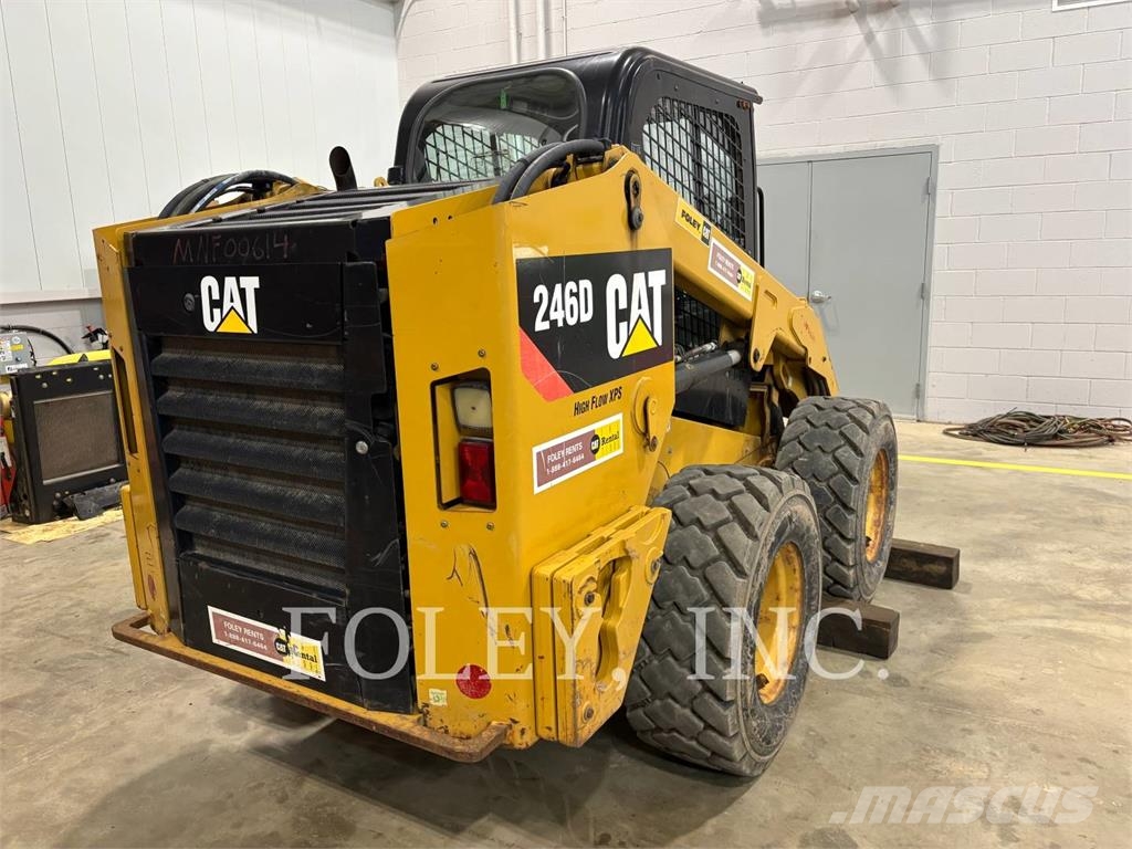 CAT 246D لوادر انزلاقية التوجيه