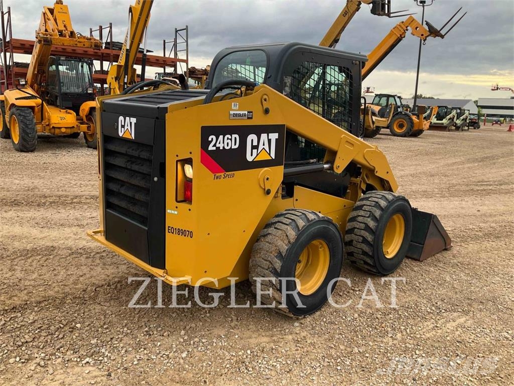 CAT 246D Lietoti riteņu kompaktiekrāvēji