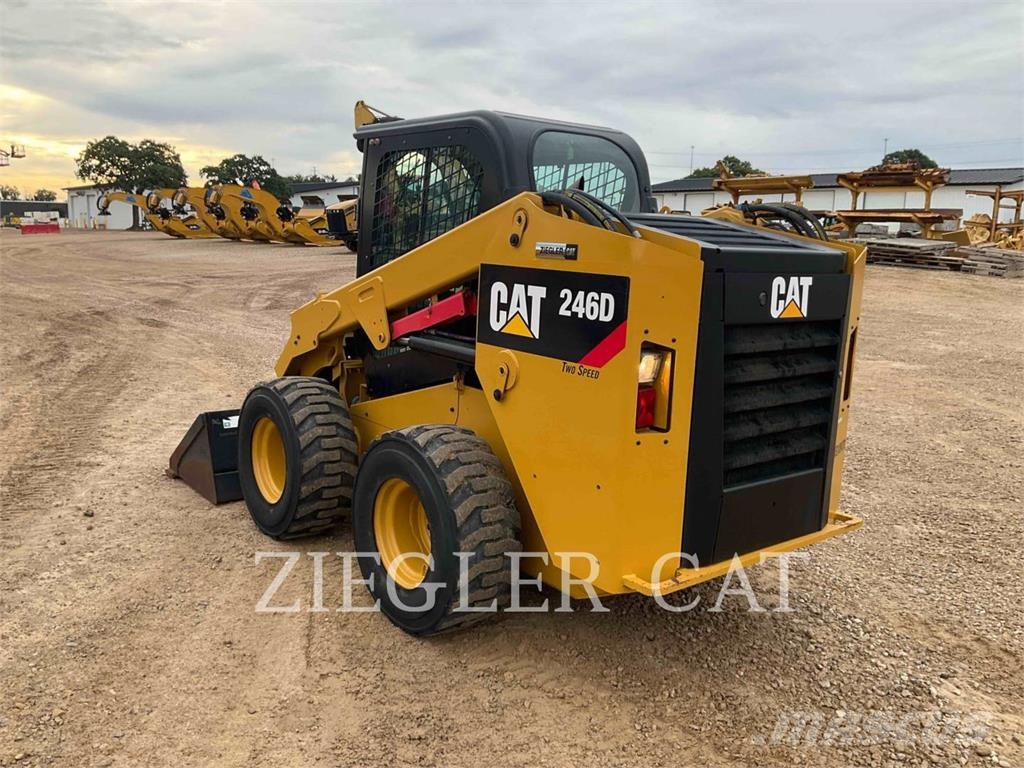 CAT 246D Lietoti riteņu kompaktiekrāvēji