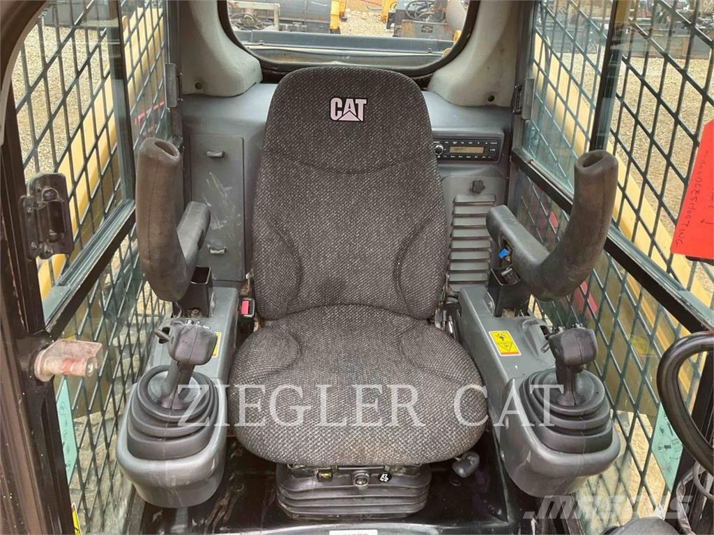 CAT 246D Lietoti riteņu kompaktiekrāvēji