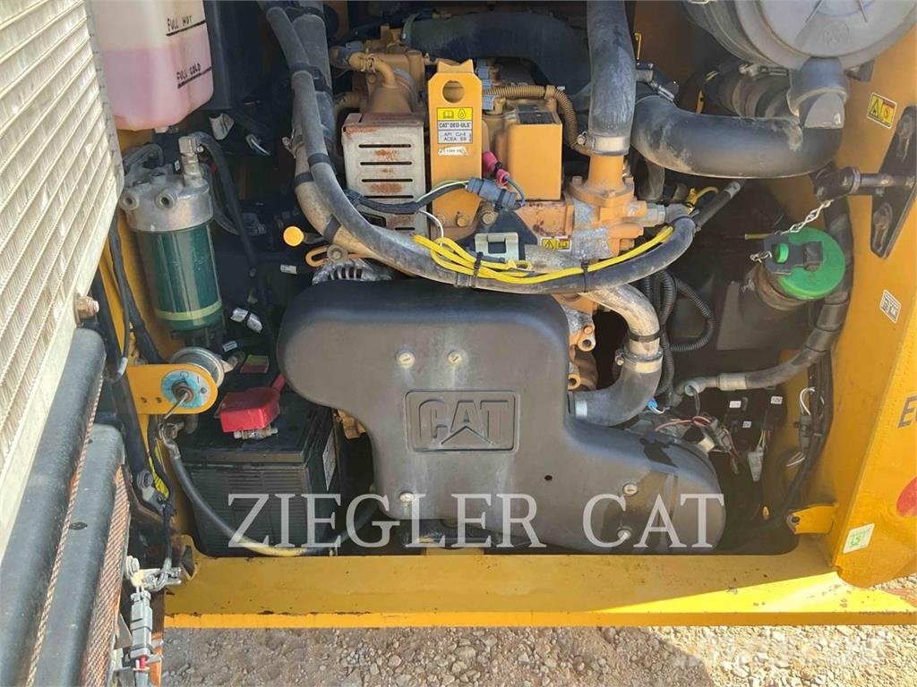 CAT 246D Lietoti riteņu kompaktiekrāvēji