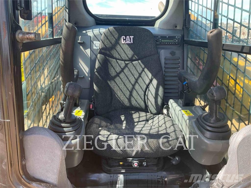 CAT 246D Lietoti riteņu kompaktiekrāvēji
