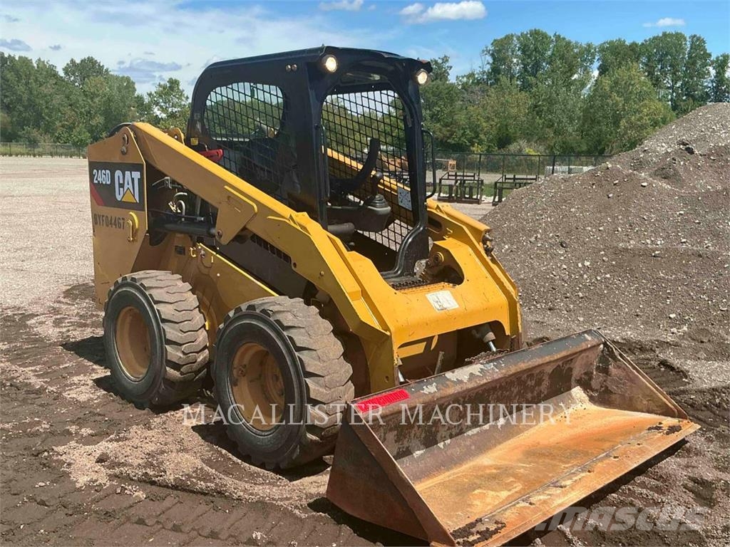 CAT 246D Lietoti riteņu kompaktiekrāvēji