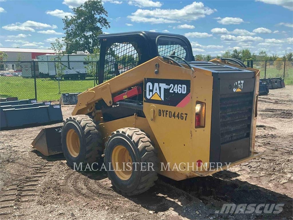 CAT 246D Lietoti riteņu kompaktiekrāvēji