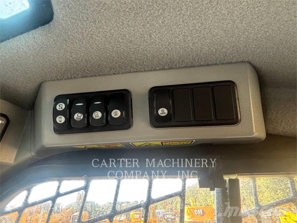 CAT 246D لوادر انزلاقية التوجيه