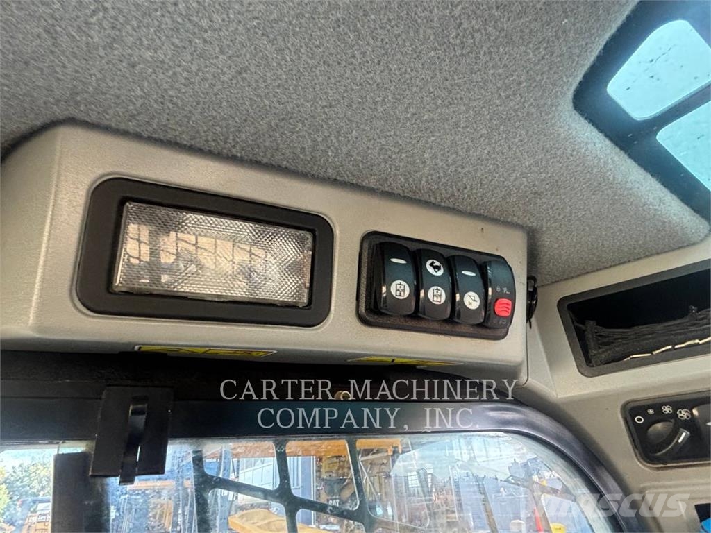 CAT 246D لوادر انزلاقية التوجيه