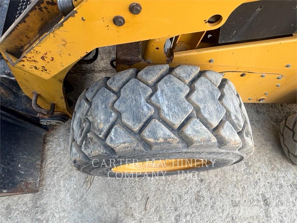 CAT 246D لوادر انزلاقية التوجيه