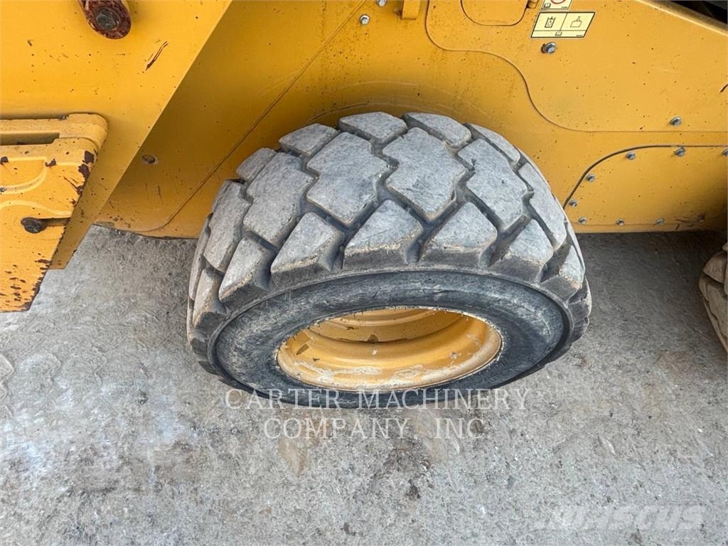 CAT 246D لوادر انزلاقية التوجيه