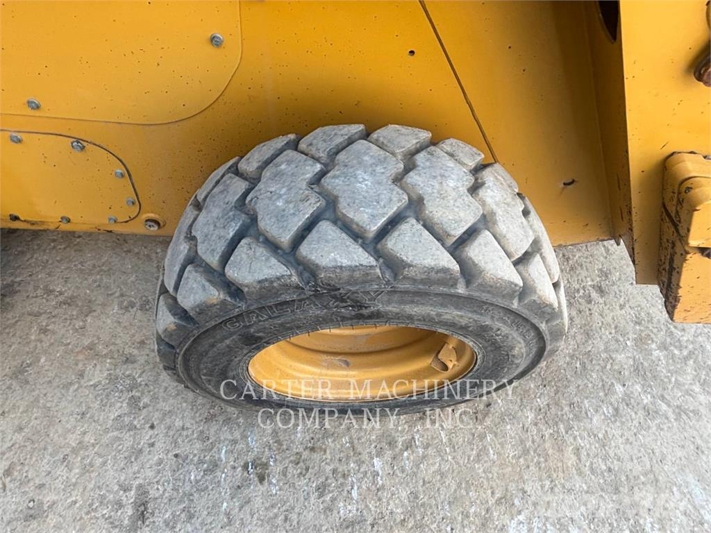 CAT 246D لوادر انزلاقية التوجيه