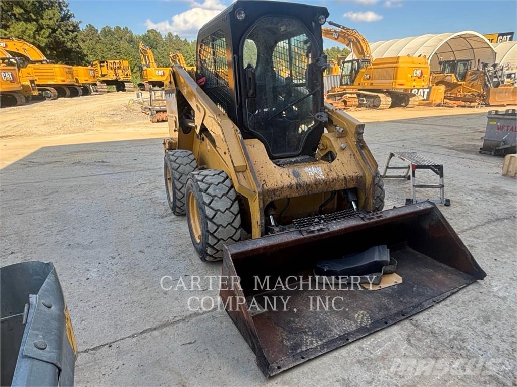 CAT 246D لوادر انزلاقية التوجيه
