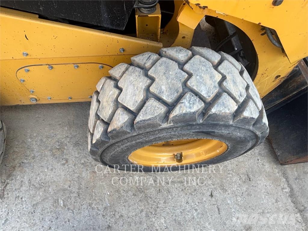 CAT 246D لوادر انزلاقية التوجيه