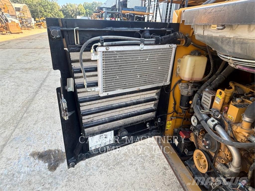 CAT 246D لوادر انزلاقية التوجيه