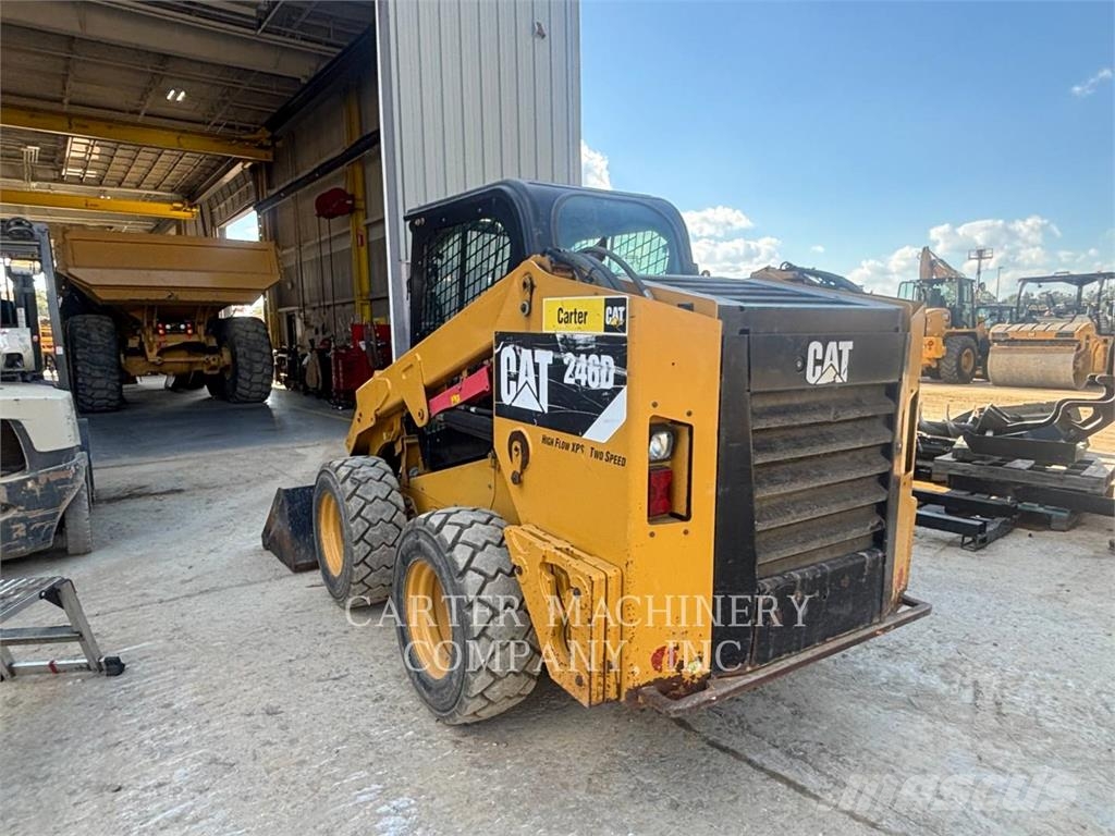 CAT 246D لوادر انزلاقية التوجيه