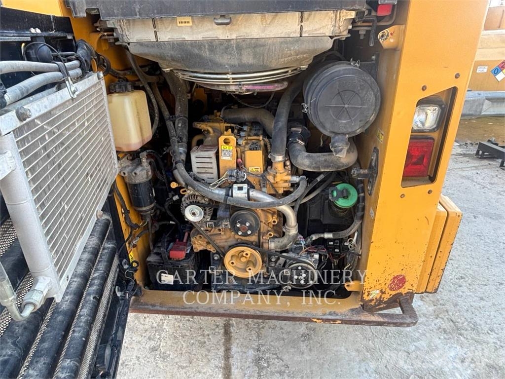 CAT 246D لوادر انزلاقية التوجيه