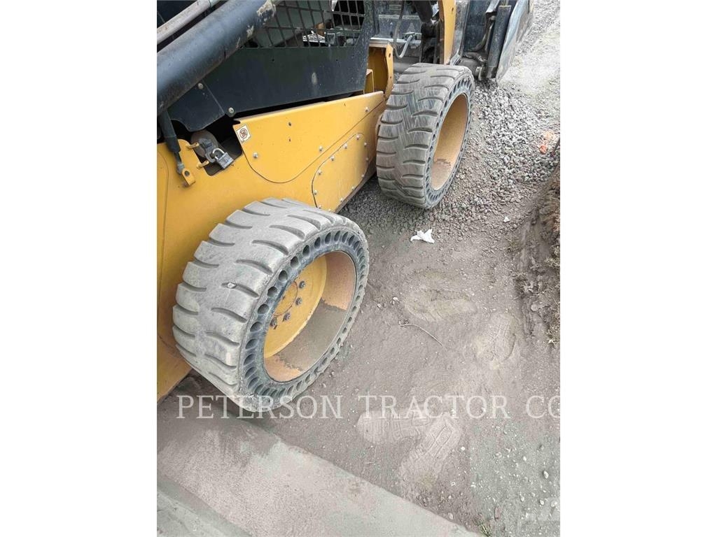 CAT 246D لوادر انزلاقية التوجيه