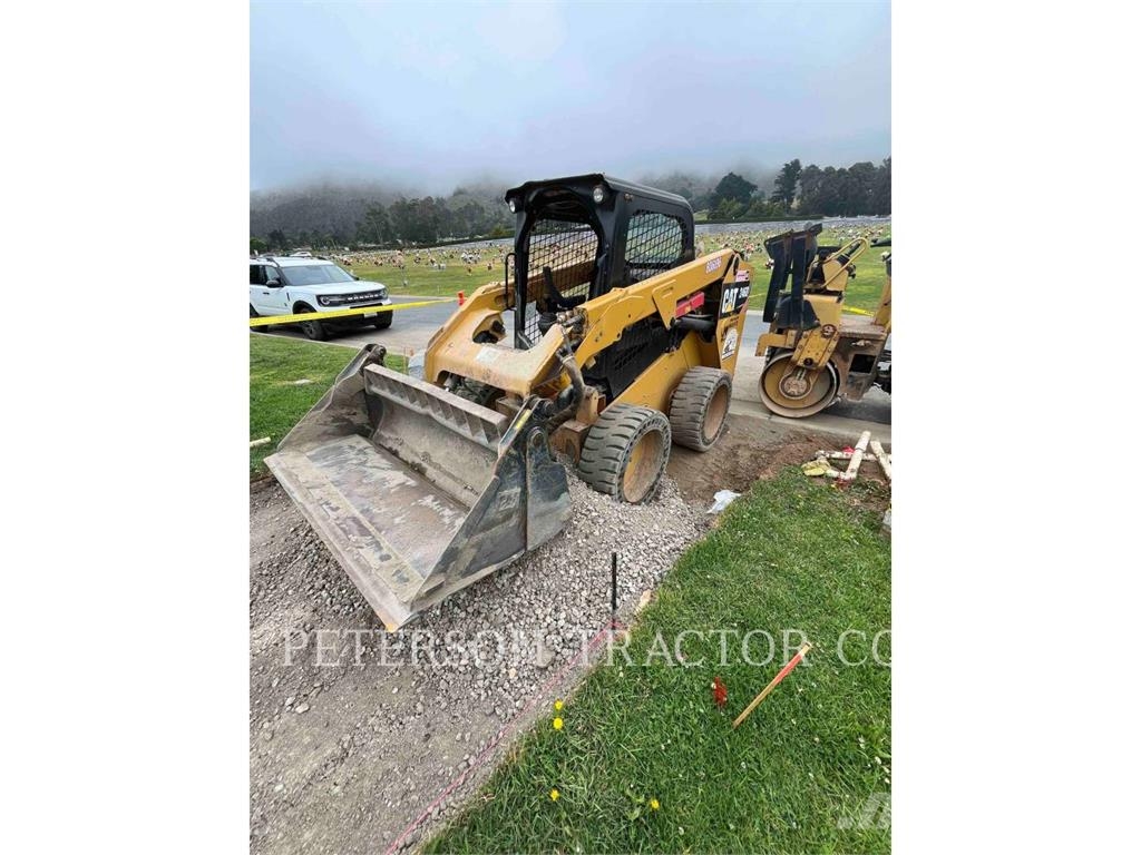 CAT 246D لوادر انزلاقية التوجيه