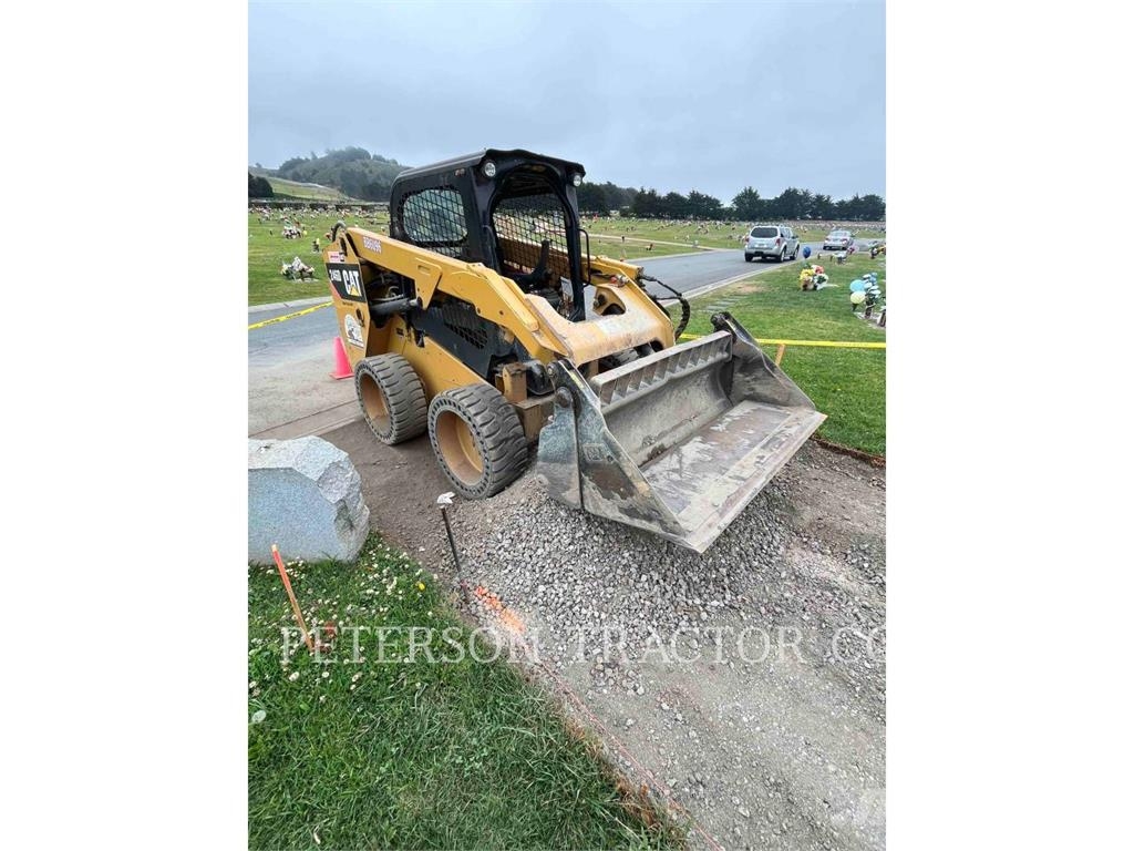 CAT 246D لوادر انزلاقية التوجيه