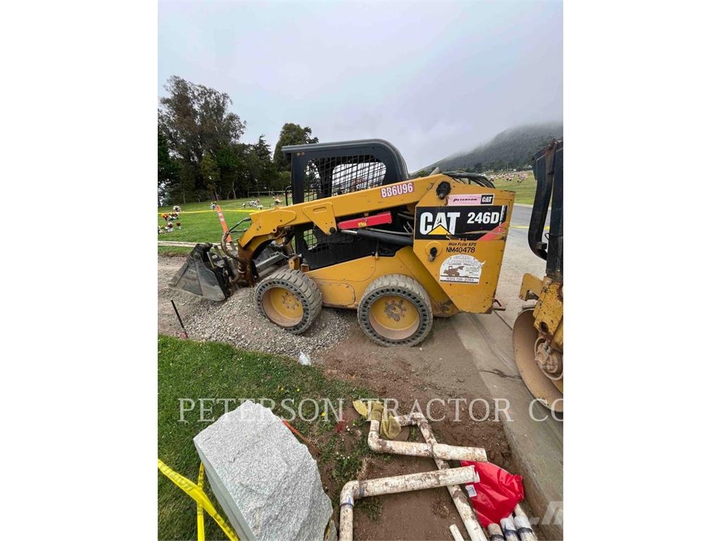 CAT 246D لوادر انزلاقية التوجيه