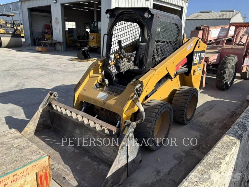 CAT 246D لوادر انزلاقية التوجيه