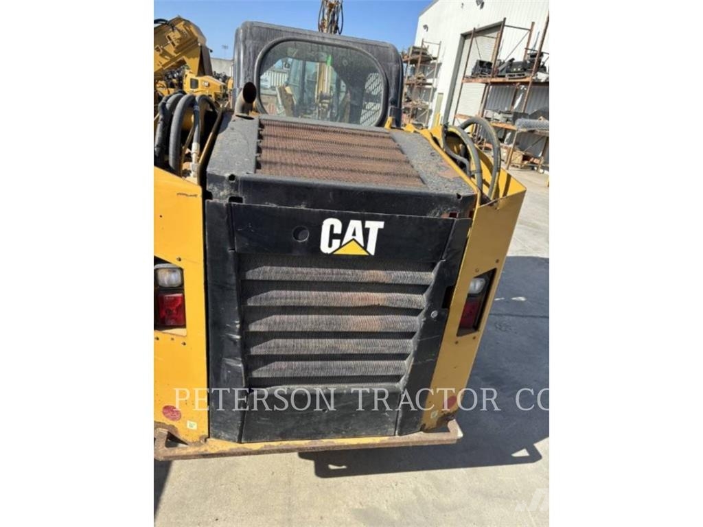 CAT 246D لوادر انزلاقية التوجيه