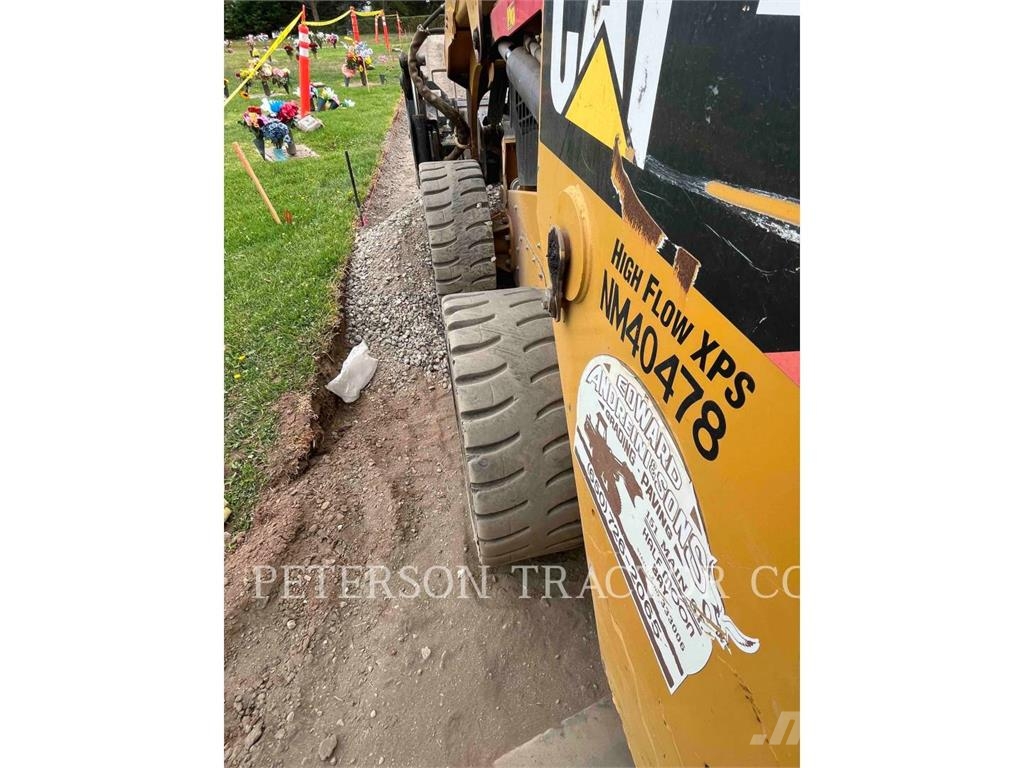 CAT 246D لوادر انزلاقية التوجيه
