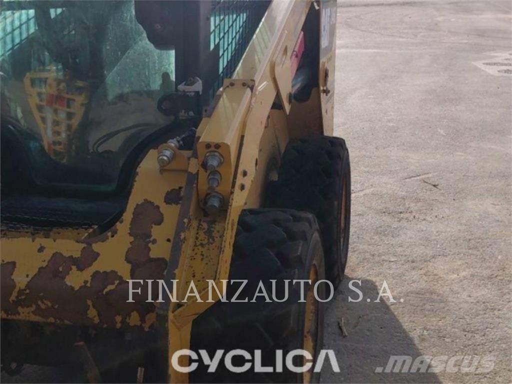 CAT 246D لوادر انزلاقية التوجيه
