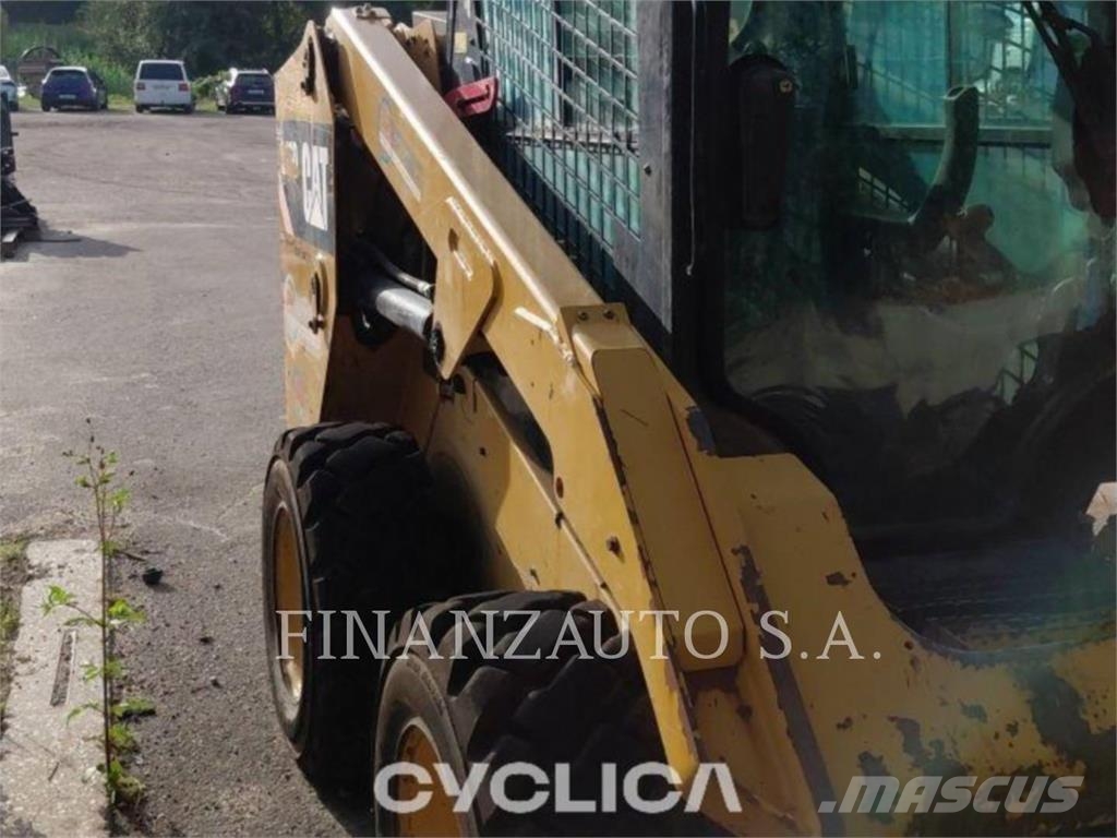 CAT 246D لوادر انزلاقية التوجيه