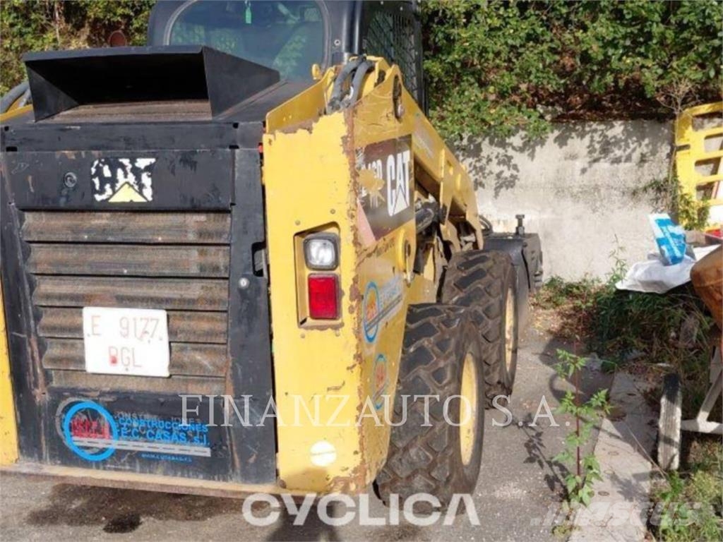 CAT 246D لوادر انزلاقية التوجيه