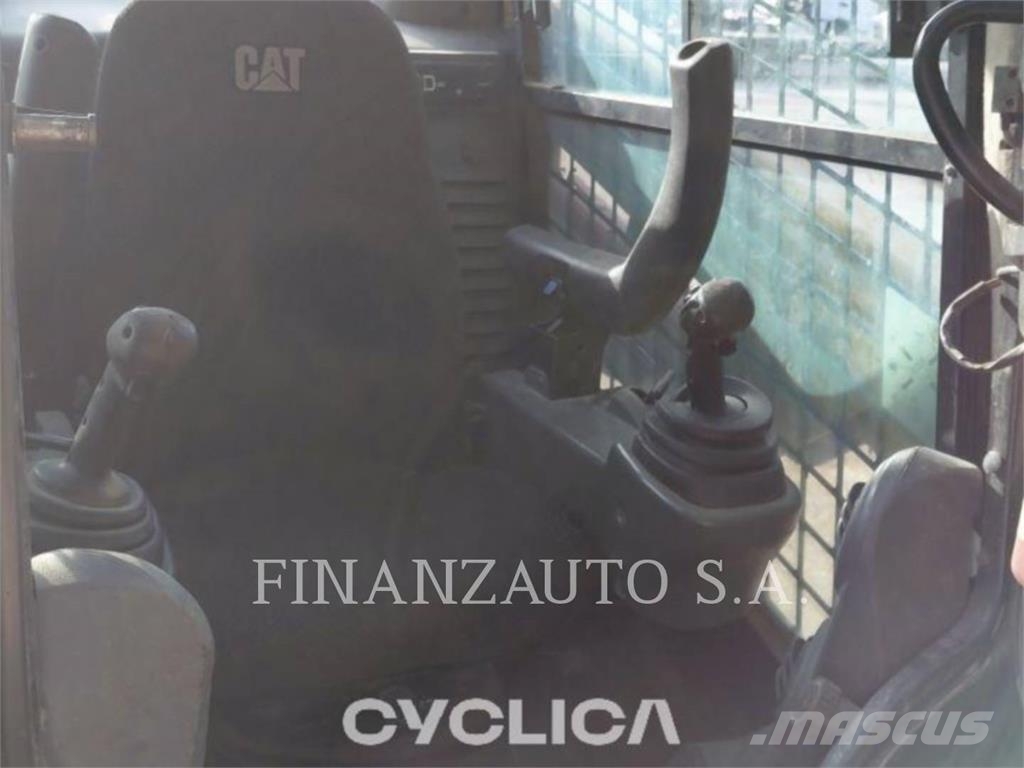 CAT 246D لوادر انزلاقية التوجيه