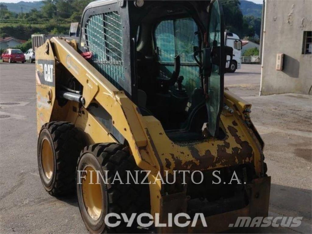 CAT 246D لوادر انزلاقية التوجيه