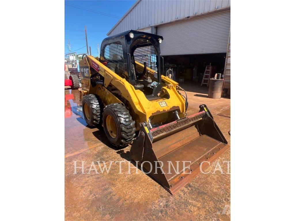 CAT 246D لوادر انزلاقية التوجيه