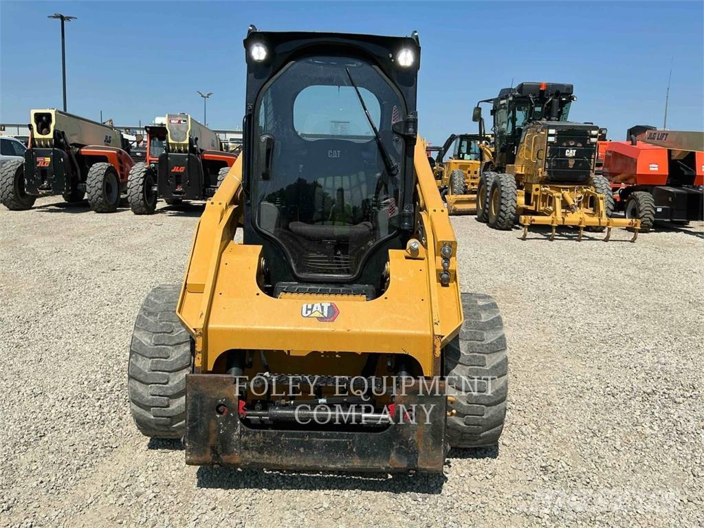 CAT 246D3 لوادر انزلاقية التوجيه