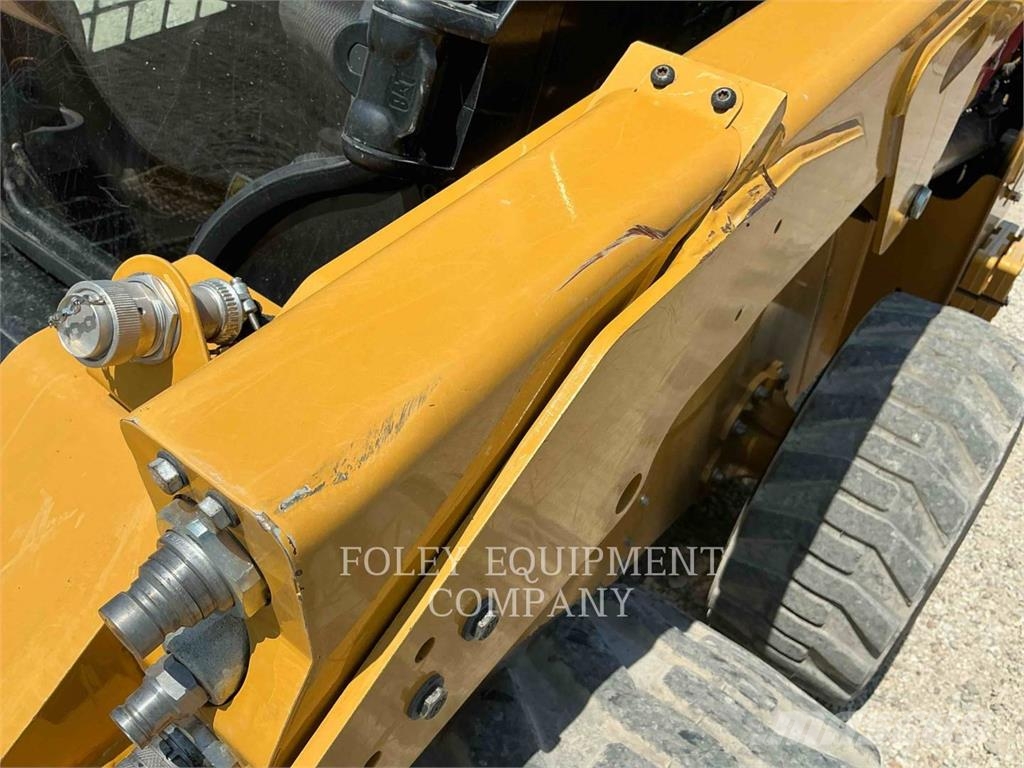 CAT 246D3 لوادر انزلاقية التوجيه